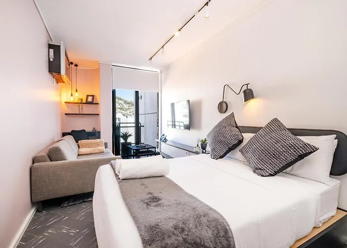 Flamingo 805 - Top Floor Sea Point Studio Near Beach With Daily Housekeeping